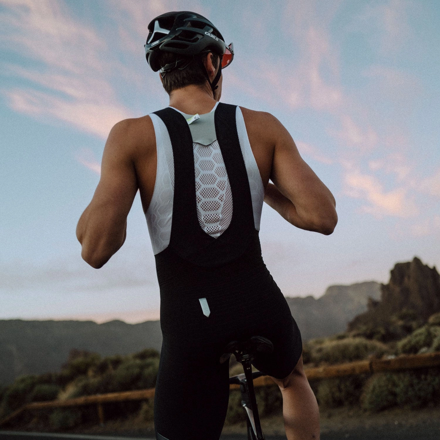 Q36.5 Unique Pro bib shorts - Black
